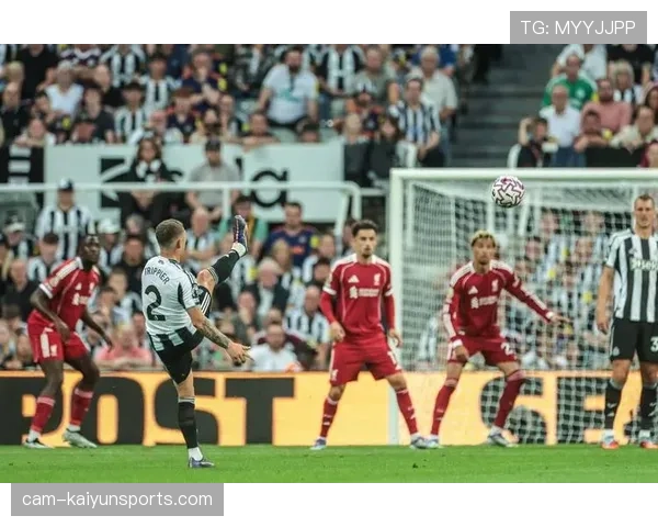 门兴格拉德巴赫2-2战平法兰克福,双方各被罚下一人 门兴格拉德巴赫2-2战平法兰克福,双方各被罚下一人