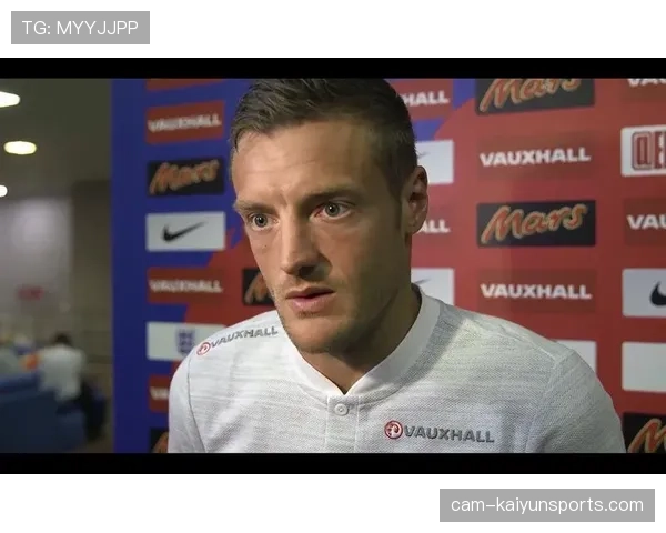 特写:37岁的瓦尔迪在训练中加练射门 特写:37岁的瓦尔迪在训练中加练射门